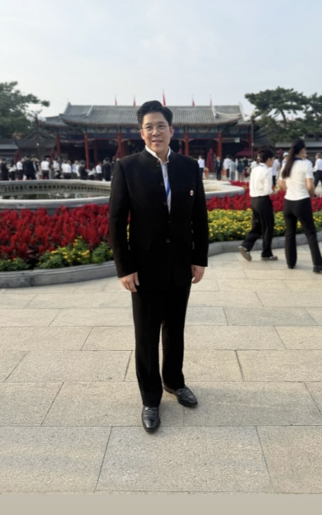 香港名流齐聚北京看阅兵，霍启刚难掩激动，邝美云穿西装英姿飒爽。那场9