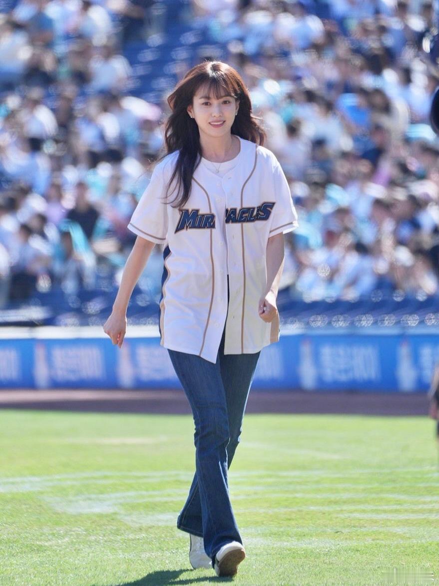 韩孝周出席棒球活动，笑起来依然是青春明媚女大的样子。