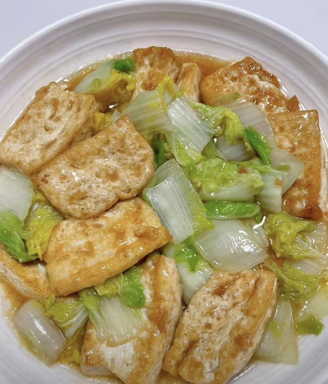 他只吃白菜豆腐，说肉蛋都是浪费，酒却雷打不动喝二两。我试过讲道理、查资料、买蛋