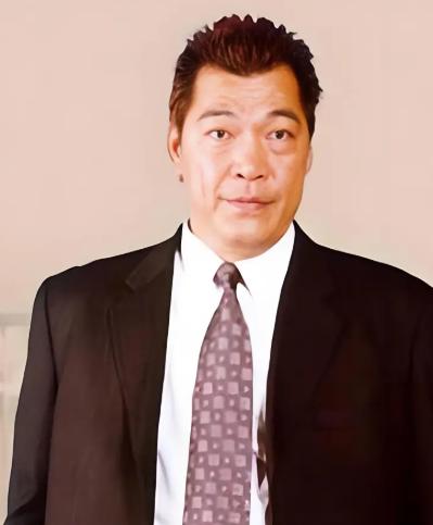 “大傻”成奎安去世后，大儿子独吞遗产，小儿子连学费都交不起，罗家英看不下去，带着