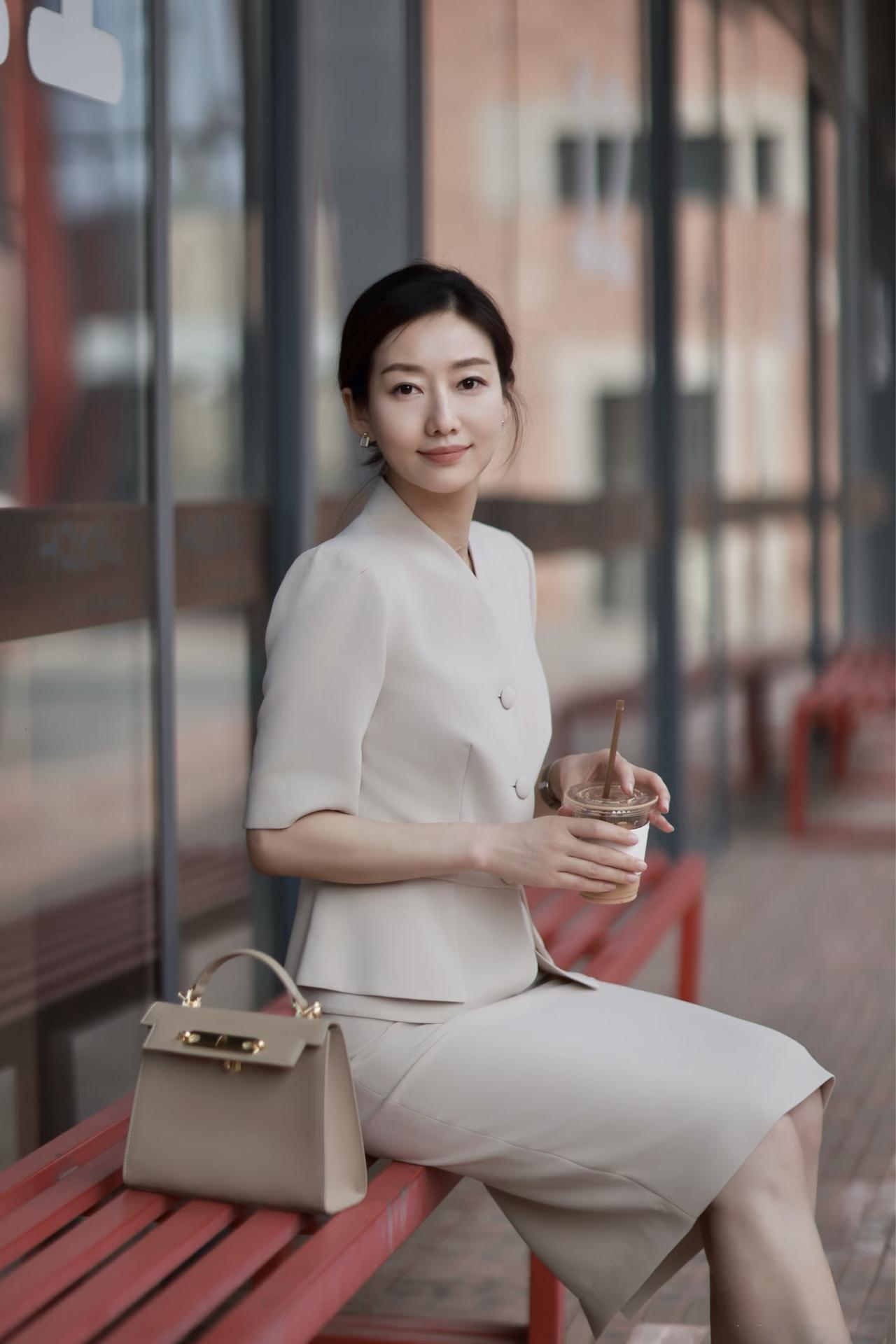 女生怎么穿搭会看上去很优雅米色的半袖职业套裙搭配裸色的高跟鞋，看上去非常优雅知性