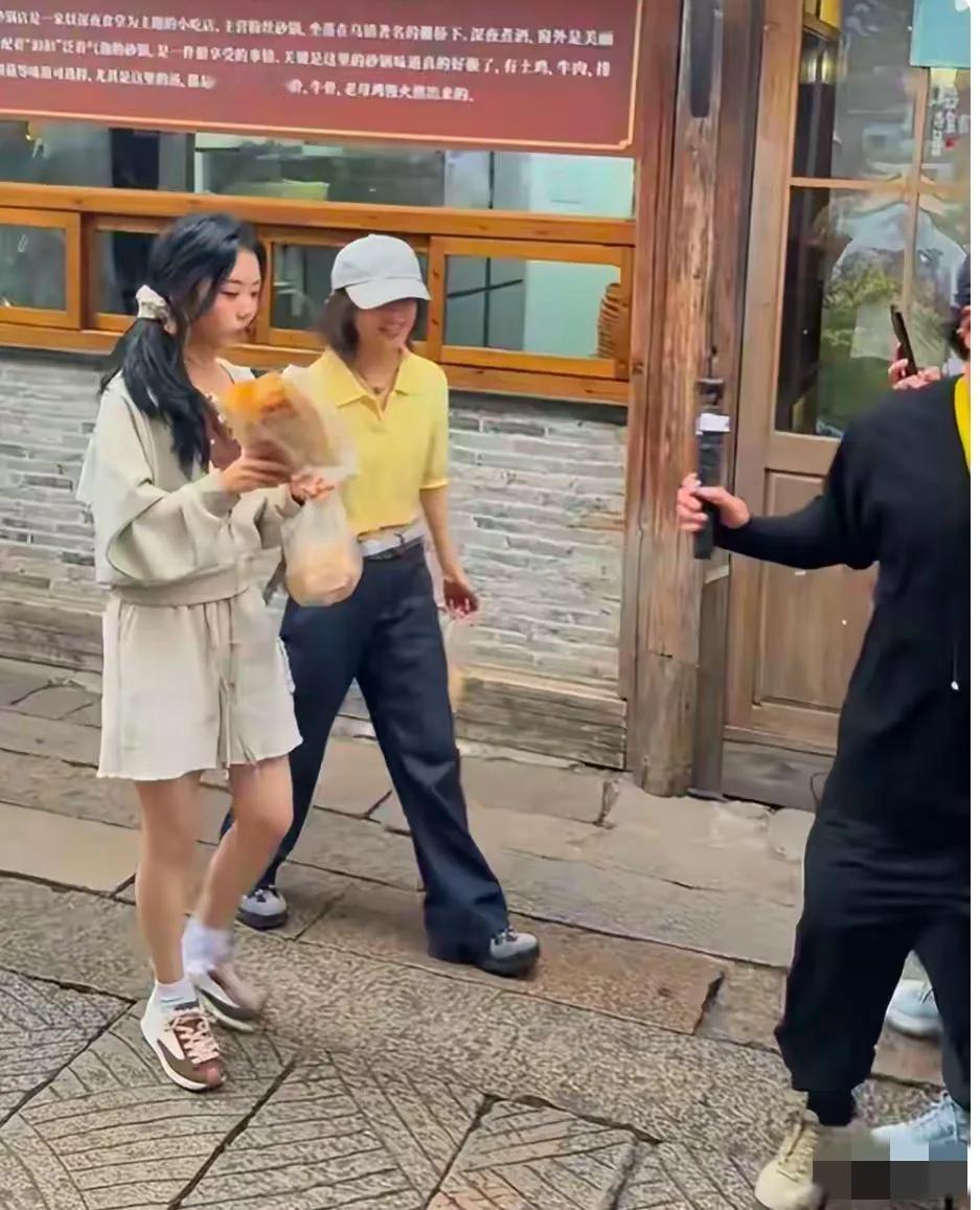 谭松韵与张子枫乌镇录节目：两个人衣着休闲，发型随意，张子枫在旁侧说说说，谭松韵一