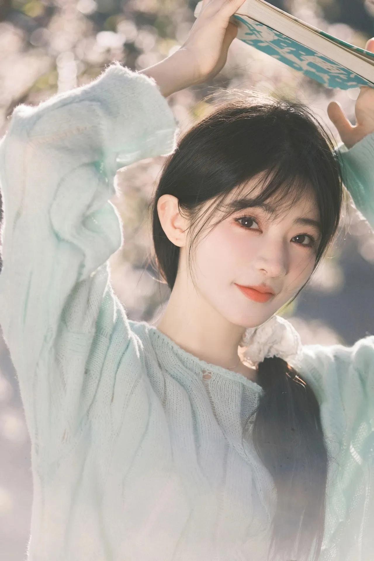 美女的魅力能有多大？那年心心念念的白月光分享一下你随手拍下的照片