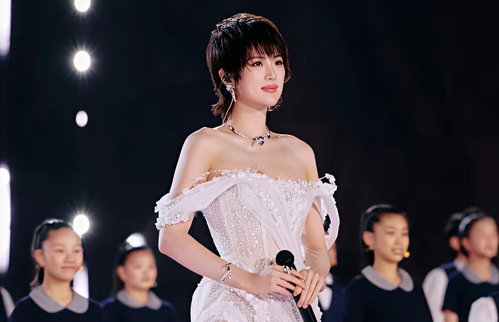 姚安娜，一个挺可怜的娃，她的老父亲要打几份工，来支持她的兴趣，又要卖手机，又要卖