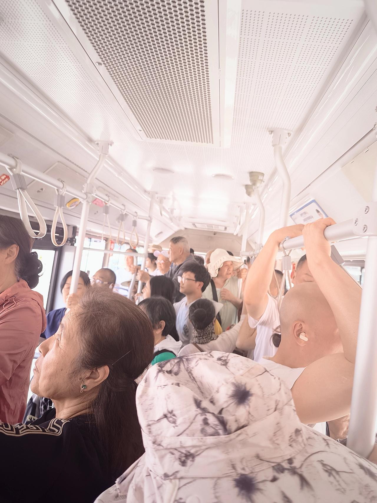 五一假期，重庆近郊铁山坪和玉峰山两个森林公园人满为患。这是森林公园唯一的一趟公交