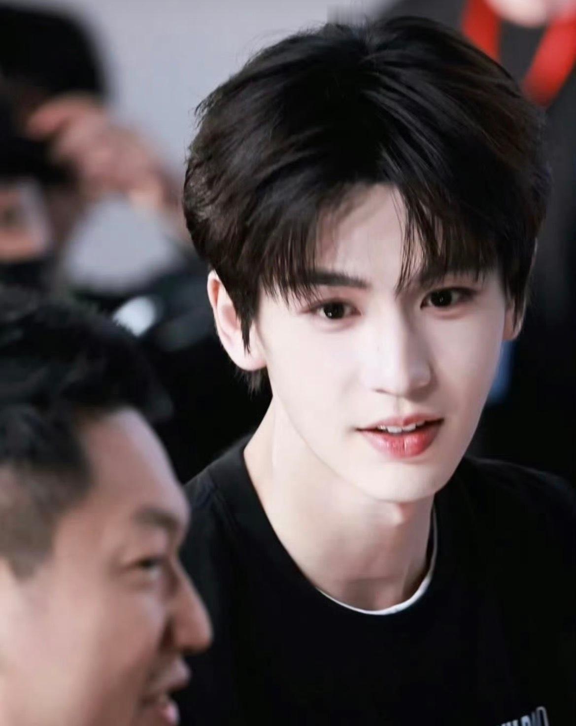 张凌赫无锡话一开口好温柔张凌赫不会用无锡话说凌探未来不知道啊，他说错了吗？完全没