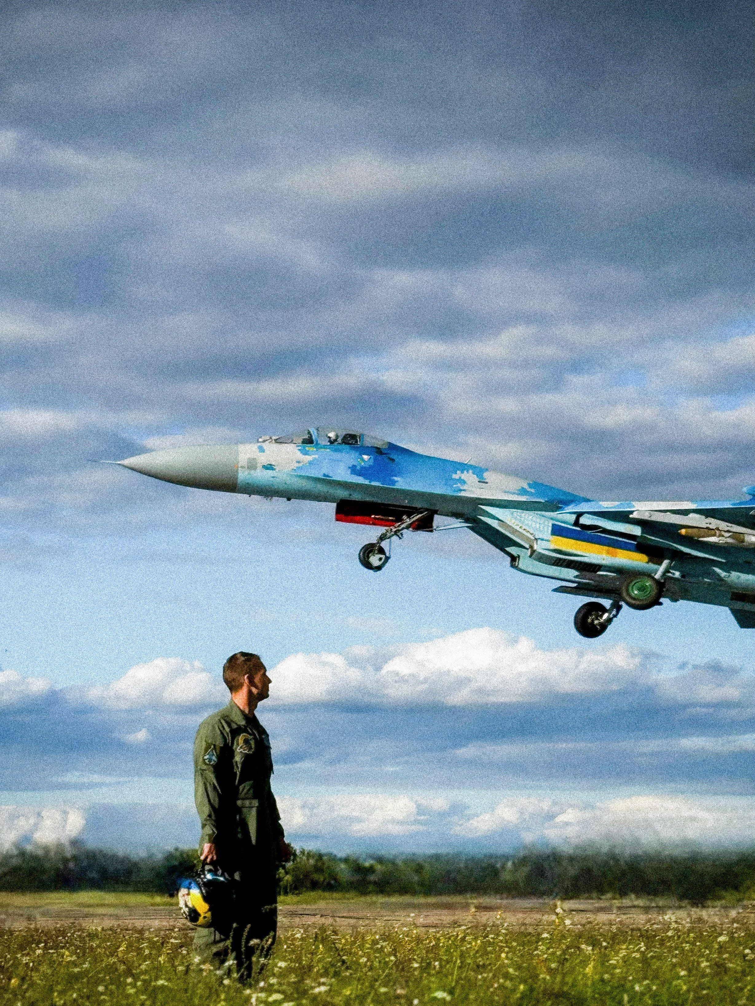 俄乌冲突12月7日，俄军在乌克兰东部地区击落一架乌军苏-27战机，飞行员叶夫根