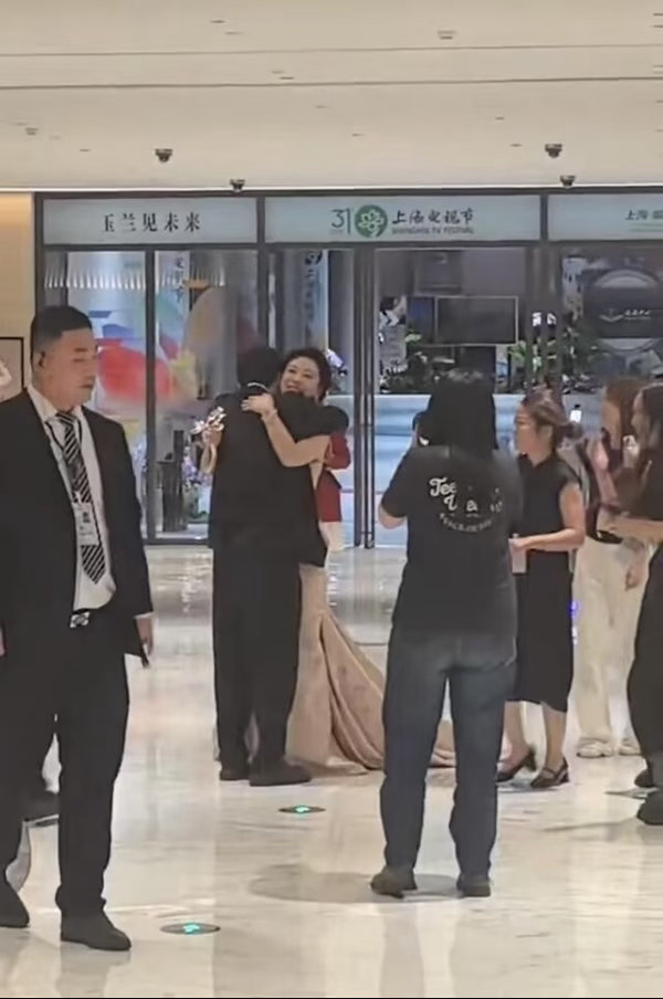 杨紫下班路透！她真的好开心好可爱呀，拿着奖杯提着裙子，蹦蹦跳跳跟大家打招呼，看到
