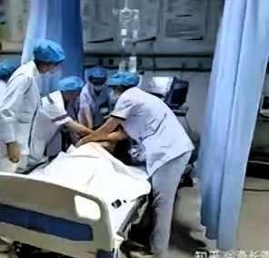 浙江48岁护工，照顾无亲无故植物人女子8年，谁料，女子醒来第一句话竟让她泪流满面