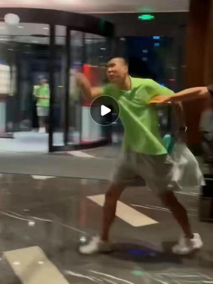 输给泰山6球后，国安球员王刚在回到酒店的路上，和国安球迷干起来了！起因应该是国