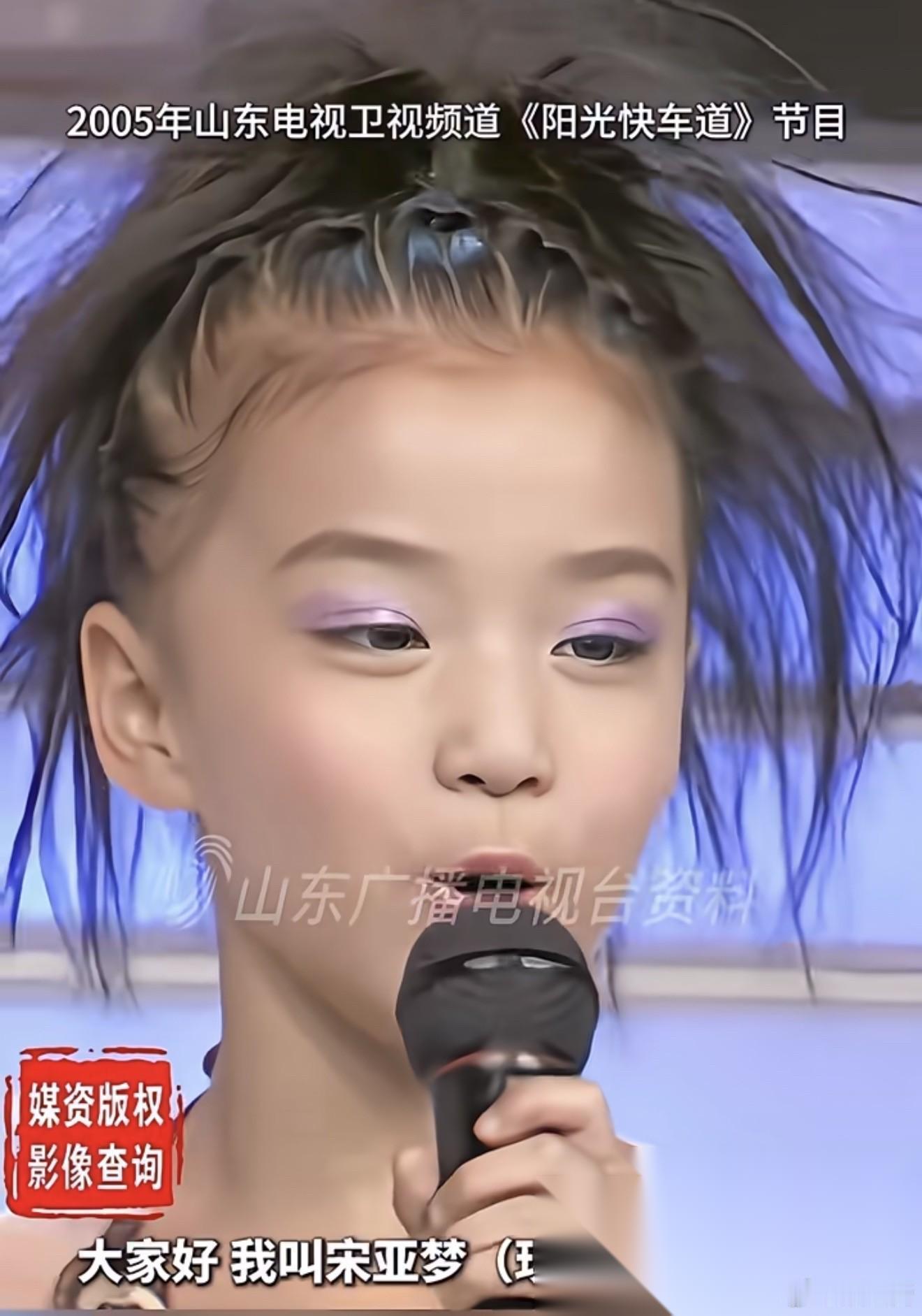 6岁的王楚然，原来都是从小就踏上舞台。她就是那种被诟病的小孩成人化打扮，不过她现