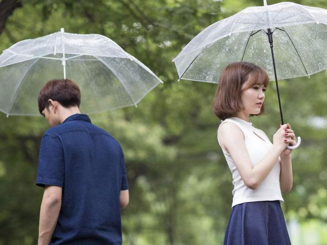 我不嫁给穷男人美女相爱8年的男友，临结婚的时候，一切条件都谈好了，男友突然告诉