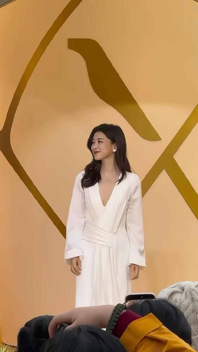 最近朱珠在出席时尚活动的时候穿了一件白色的裙子，看起来年轻又时尚，气质超好。