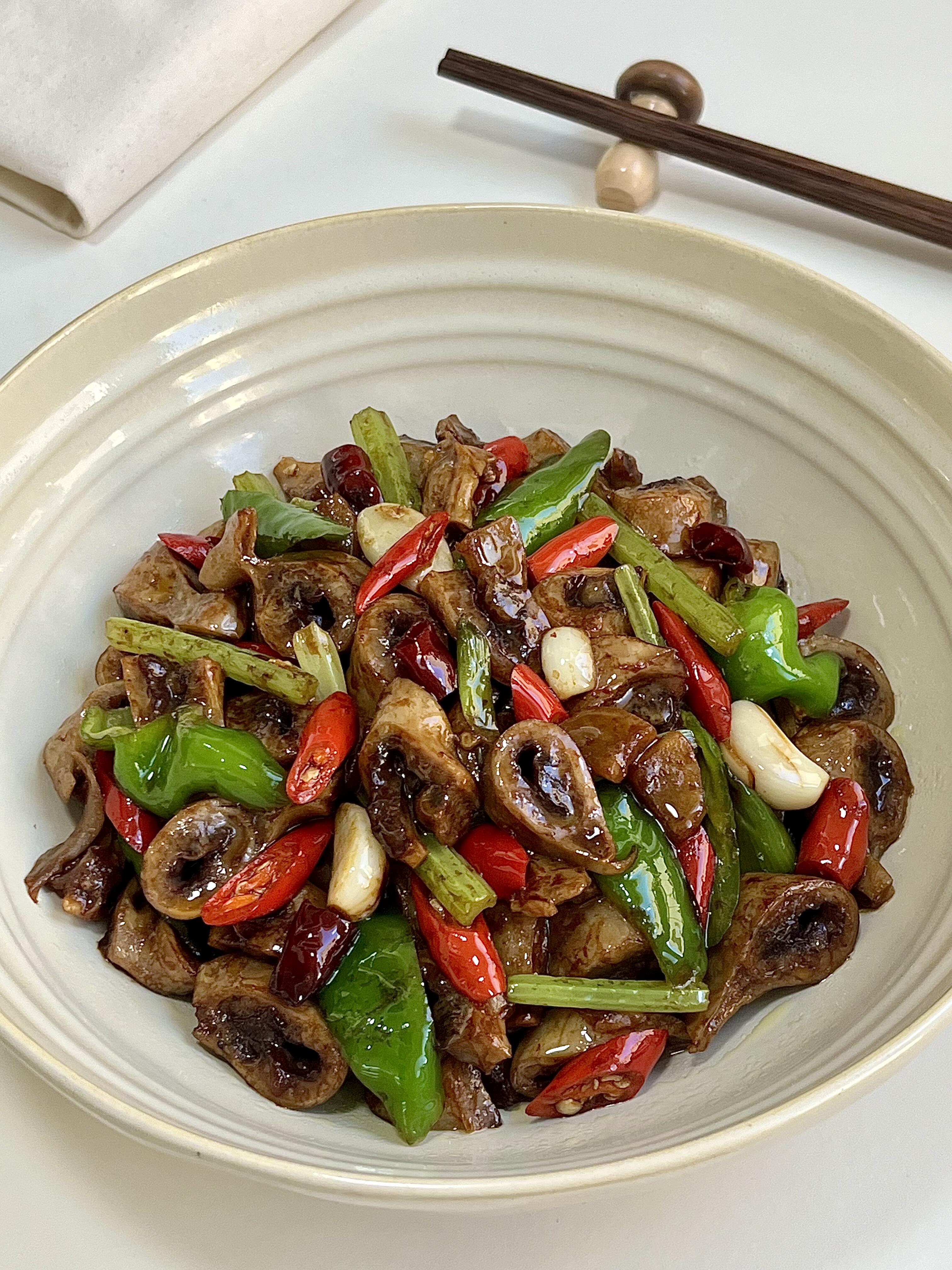 辣椒炒回肠，鲜辣脆嫩藏着老灶的烟火气辣炒回肠切忌炒得软趴趴，焯水时间要掐得刚好