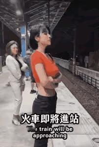 某趟火车上，列车员突然广播说：“胸前有俩大西瓜的乘客远离黄线！”结果现场乱套了。