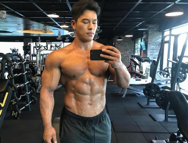 男人一生的身体变化：二十岁：身体是借来的，怎么造都不还。通宵打游戏，第二天照