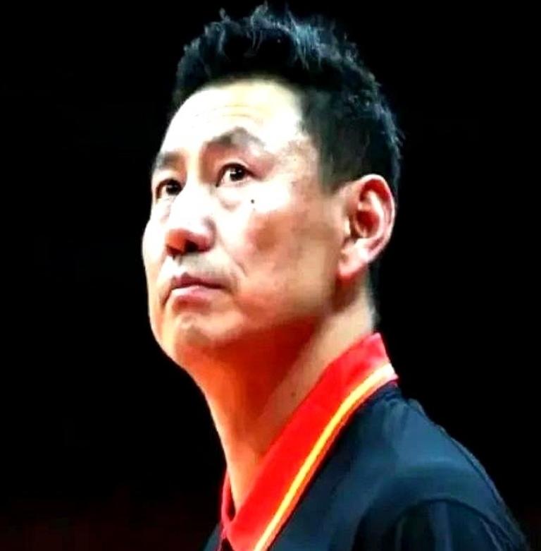 CBA主帅荒！禁赛3年后，他竟成各队争抢“香饽饽”？背后原因太现实CBA的教练
