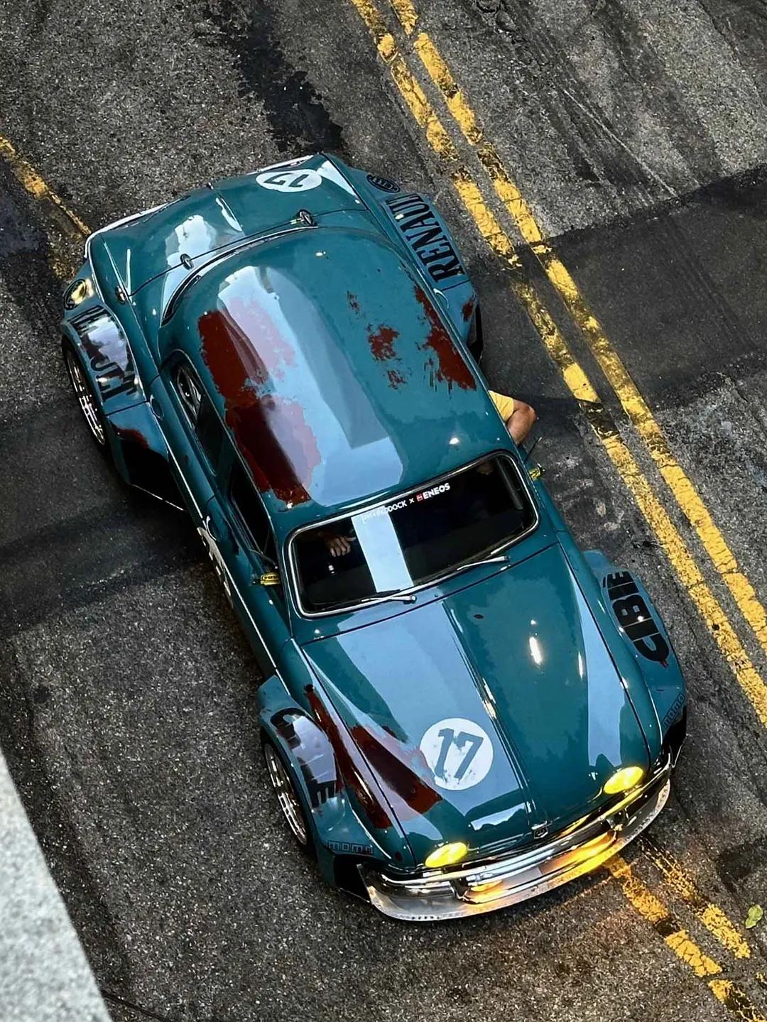 美国一位退伍军人在2024年SEMA改装车展上，展出了他亲手打造的1960年雷诺