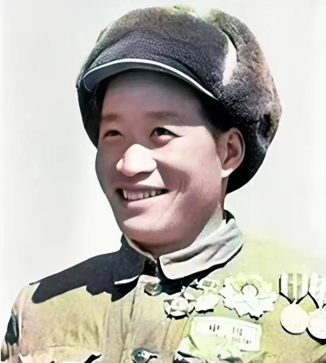 1964年，毛主席去看望抗美援朝中奇袭白虎团的英雄排长，发现对方还只是副连长，甚