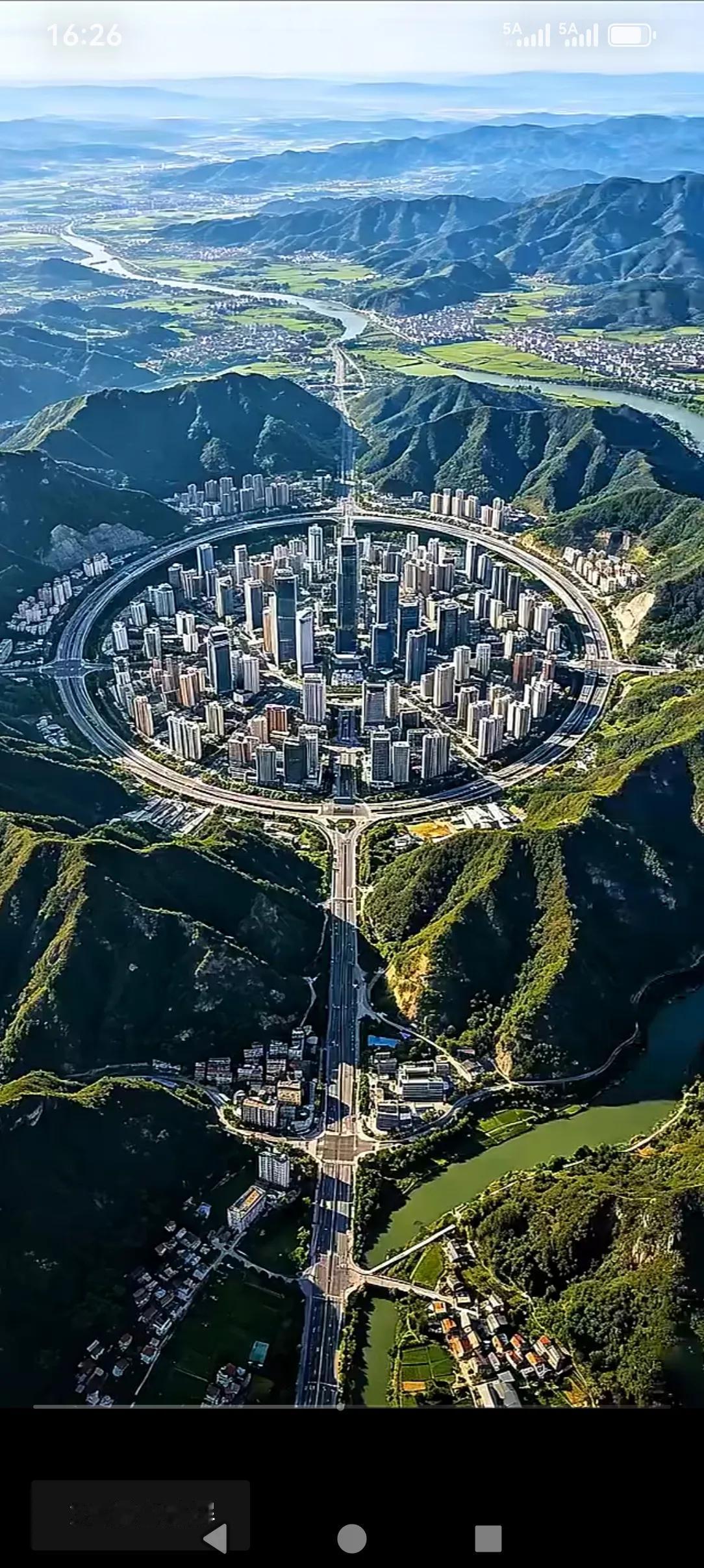 这座城市的总设计师真的是因地制宜，这样规划又不赌车又方便。有知道这个哪个城市吗?
