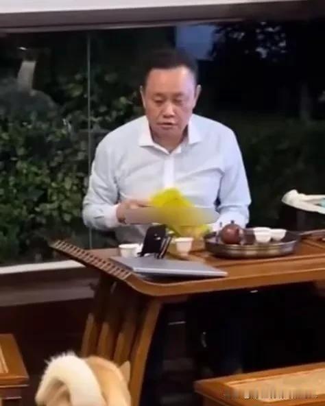 做过监狱的男人，应该更珍惜来之不易的自由吧？黄光裕。
