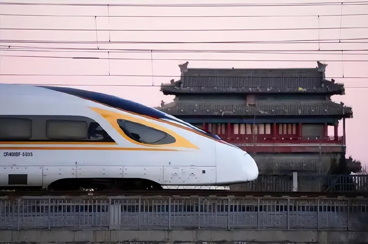 中国高铁就快被粪便淹没了！2023年，香港评论家史蒂芬•陈声称，中国高铁“粪便处