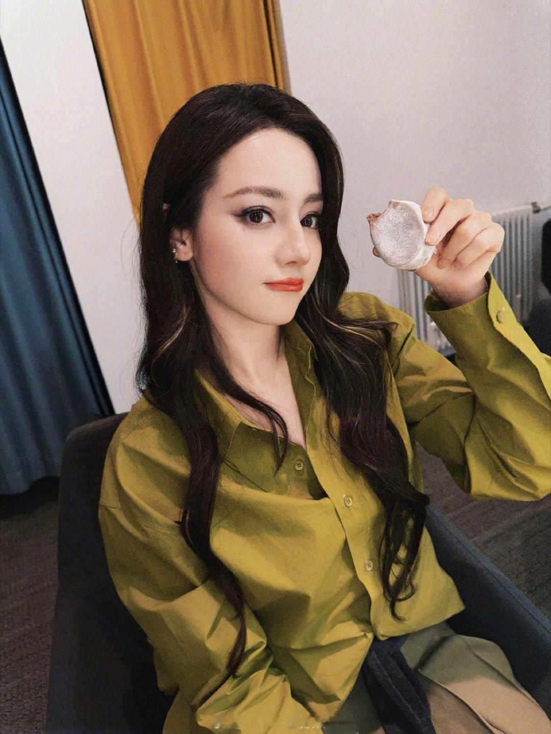 迪丽热巴中秋节营业美照来了🤩​​​