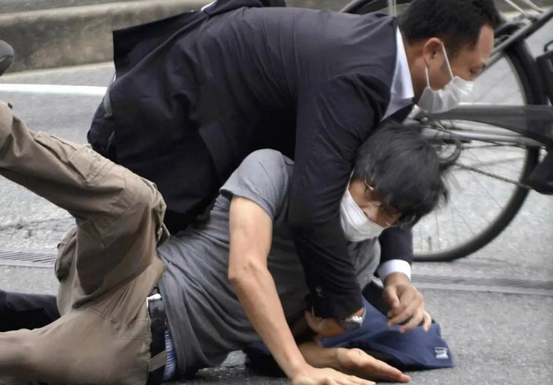 最新消息，刺杀日本前首相安倍晋三的嫌疑人山上彻也，在日本奈良地方法院已于‌202