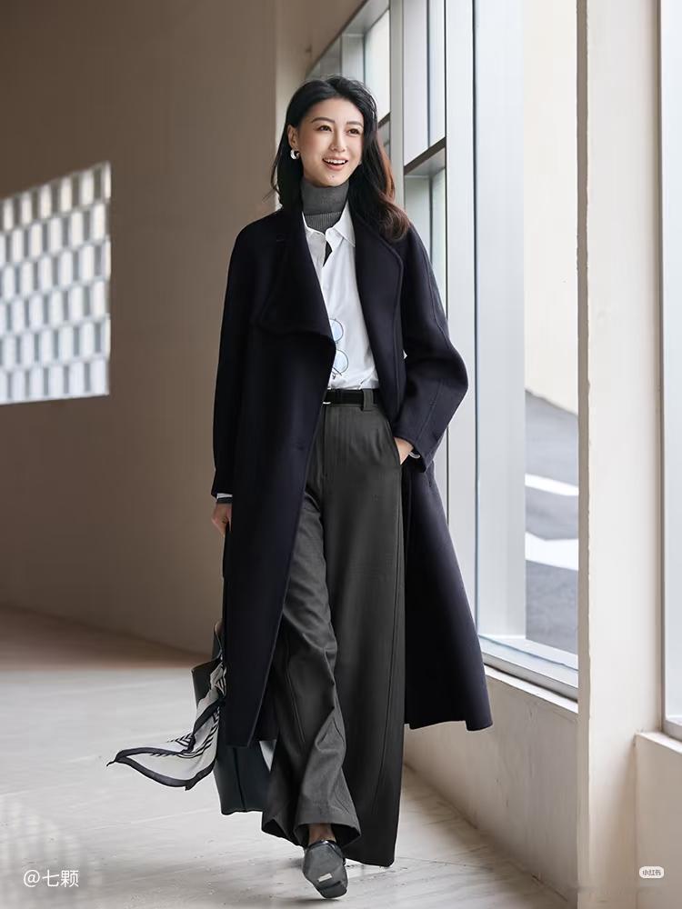 首先，黑裤子选择黑色鞋子搭配，是一种万能不出错的搭配方式。不仅颜色统一，还有拉长