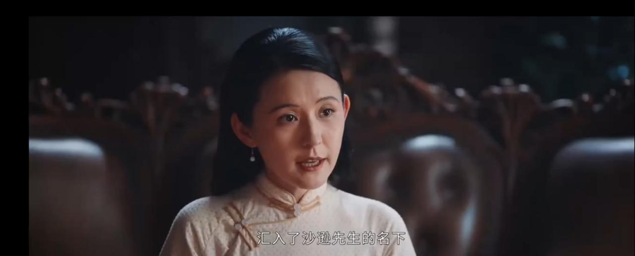 《灼灼韶华》中褚韶华在被王厅长扣押货物后选择的是硬钢，被逼婚选择的是巧妙周旋，不