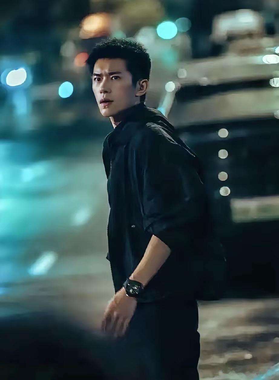 看了《惊蛰无声》，突然彻底服了易烊千玺，原来“演啥像啥”真的不是一句空话。这次他