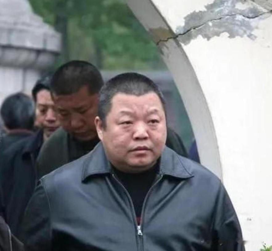 2018年，臧天朔临终前，屏退全部家人，包括他的妻子李梅，唯独留下了斯琴格日乐