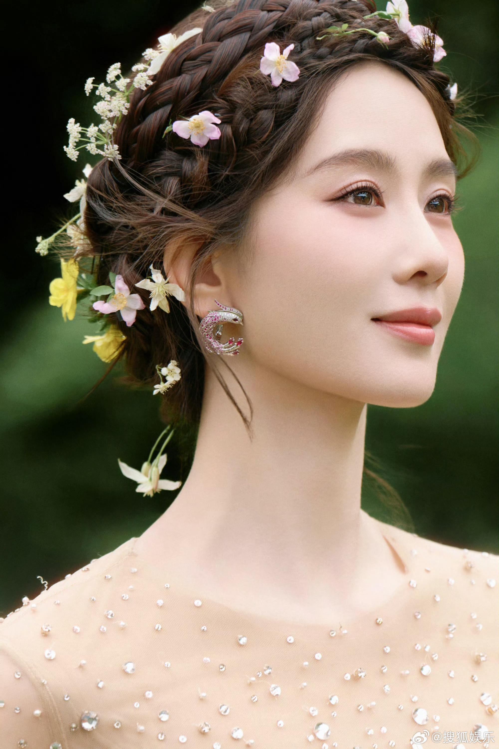 VogueVacation九寨沟活动出图，如降临仙野的精灵，诗诗实在太美👸