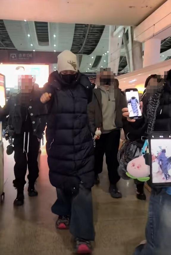 看了宁静的这身冬日穿搭，有没有觉得她很可爱？没错，很可爱！原来，冬天穿厚外套