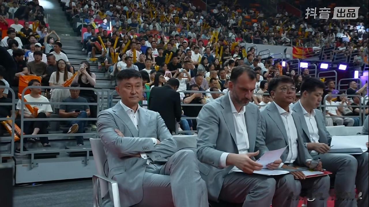 国内媒体人付政浩真是胡说八道！今天付政浩在社媒上发文，聊到了杜峰教练卸任广东东阳