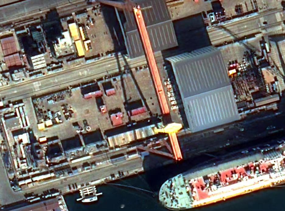 昨天的004卫星图龙门吊从船坞前方的堆料区吊起模块了，建造进度极快图源见水印