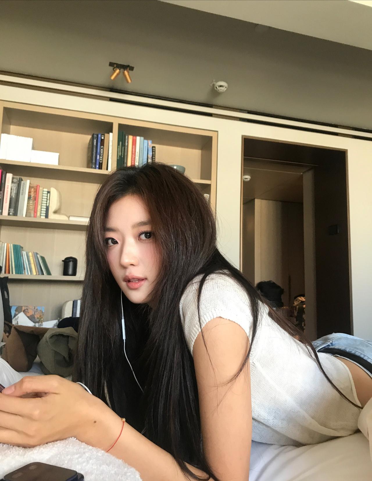 孙千晒美照美女就是美女，果然不一样随便穿一件白色上衣搭配一条牛仔裤就能把