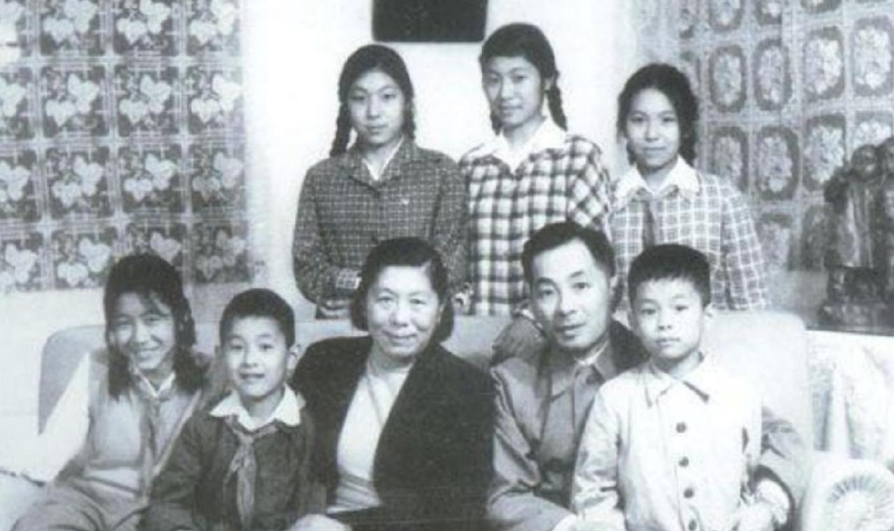 1969年冬，福州军区政委叶飞上将的妻儿住在闽北建欧，生活面临诸多困难。一天夜里