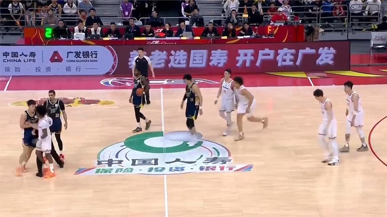 CBA焦点战！广东大比分落后上海 张皓嘉险些与古德温冲突