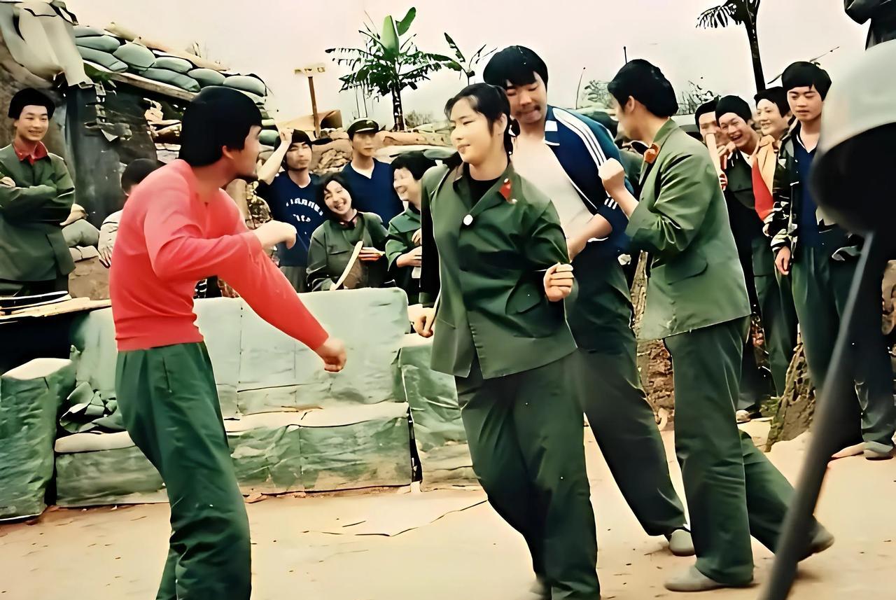 这是一张1985年，在云南老山前线拍摄的一张的珍贵照片。战场上的硝烟刚刚散去，老