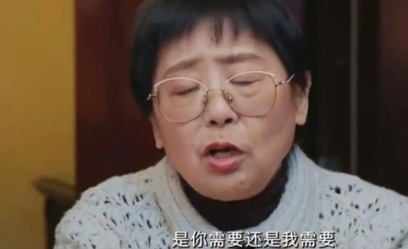 我问我婆婆，为什么黄圣依的妈妈会在节目里数落自己的女儿呢？我婆婆沉默了一会儿，