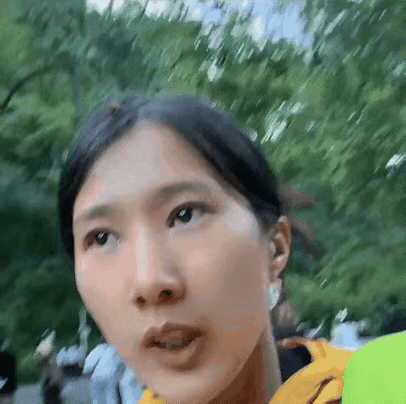 “太通人性了！”一女子听说黔灵山的猴子通人性、听得懂人话，特意前去验证。游玩时故