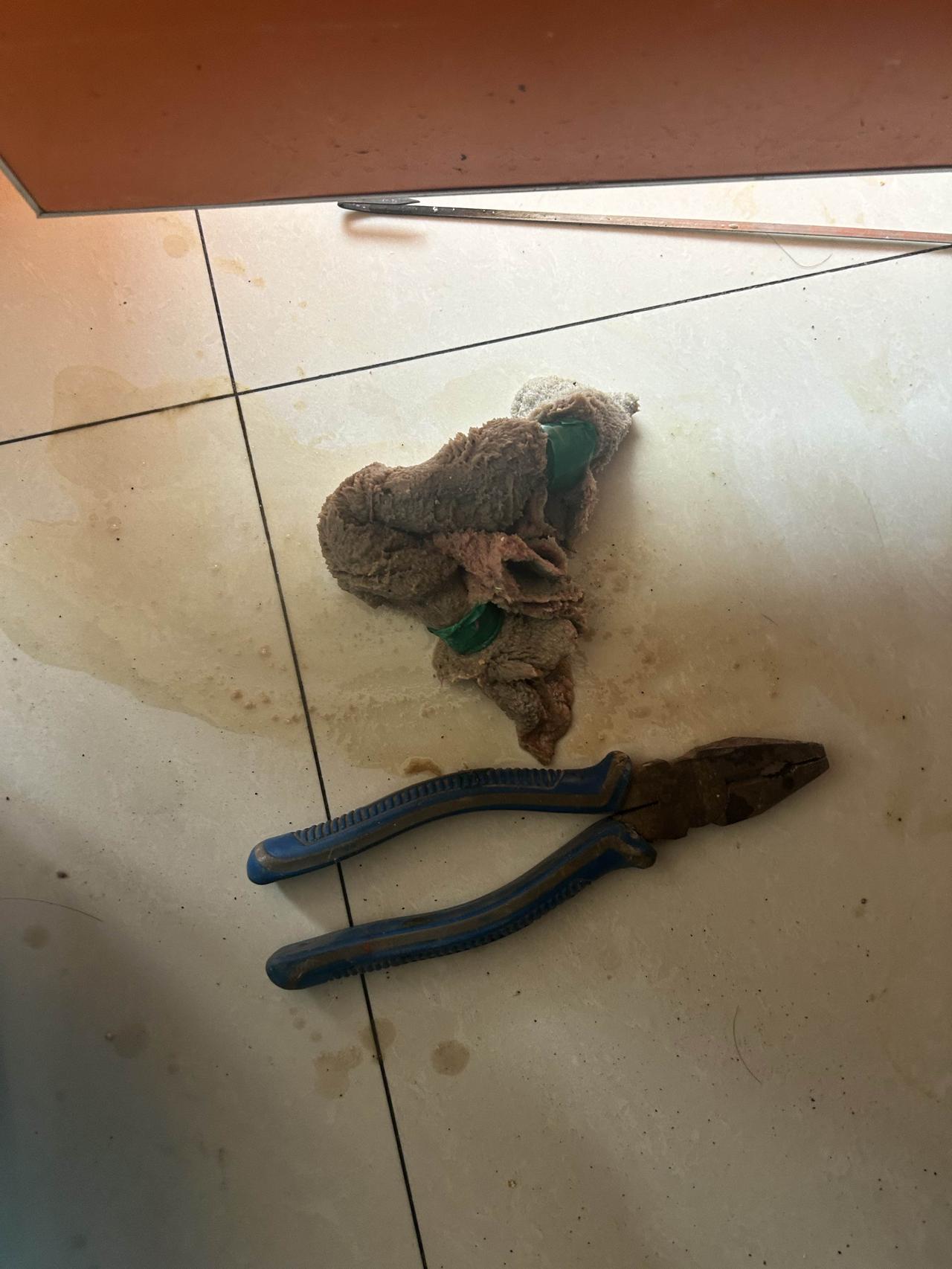 住了15年的房子，厨房下水老是堵塞，过一段时间就得通一下下水，这次我自己通，找了