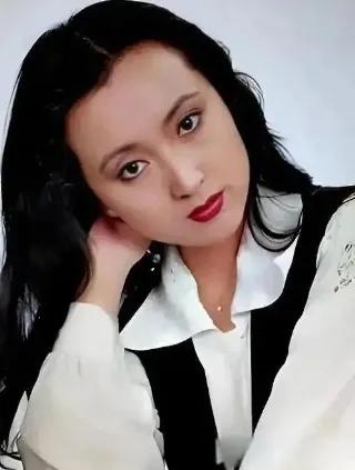 世间真有这样的巧合。长得像罢了，陈晓旭死后的第二天，竟是白陌的生日。都说是陈晓旭
