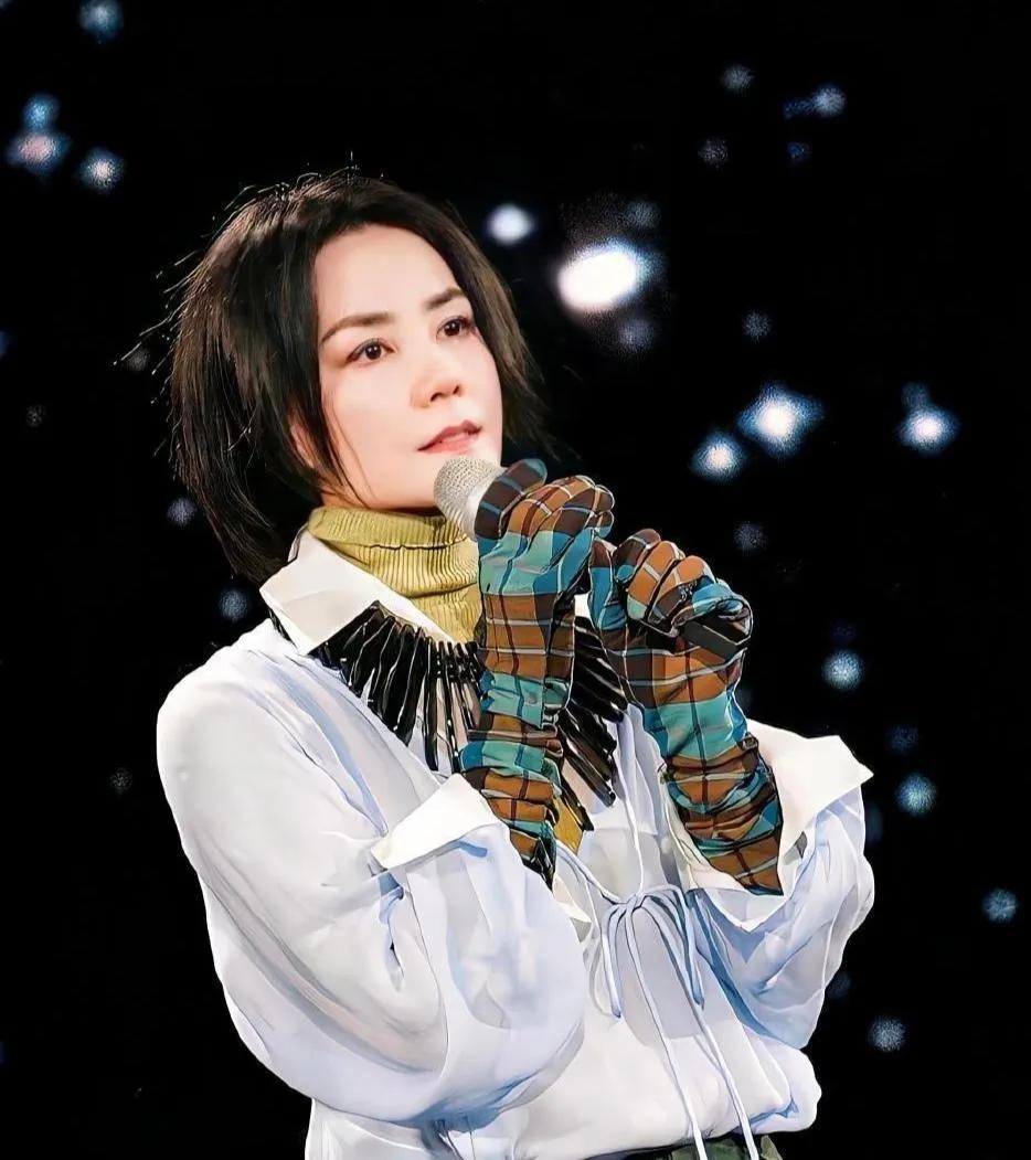 王菲真的很会穿白衬衫，各种风格轻松拿捏！一件基础款白衬衫，被她玩转出各种风格