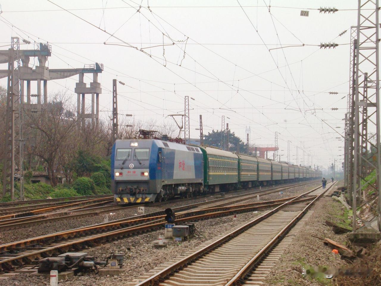 2013年春运期间拍摄的一趟绿皮临客，这是重庆到达州的，还要套跑达州到广州临客。