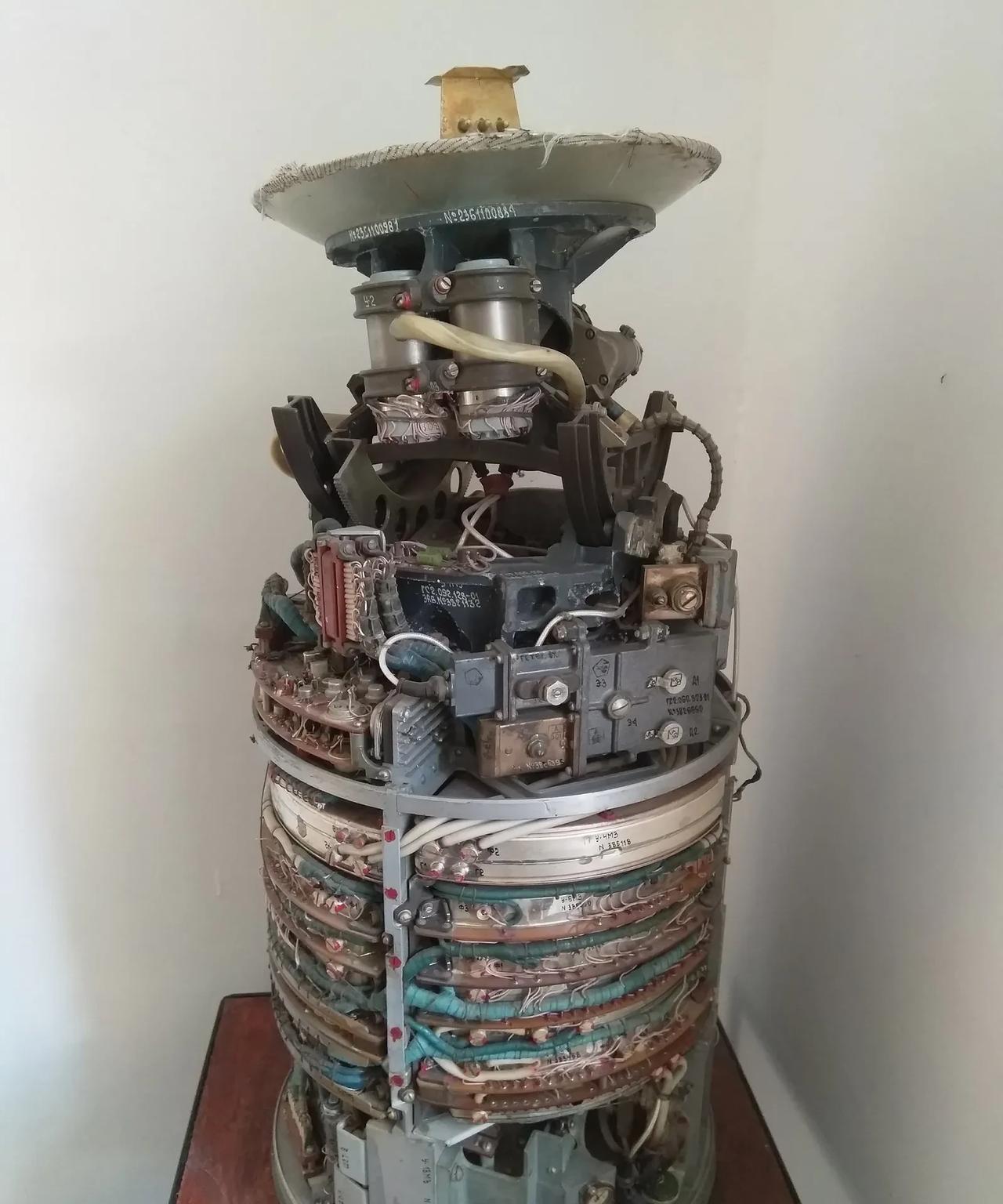 上世纪70年代的苏联防空导弹，这雷达的导引头看着就复杂，各种零部件密密麻麻地堆叠