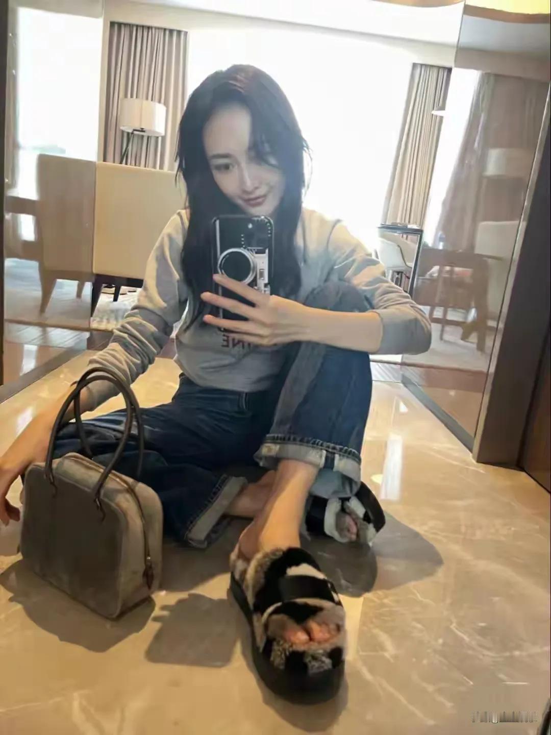 王鸥堪称娱乐圈的清醒派代表！住着200平复式豪宅，独自带娃却有条不紊，还豪掷10