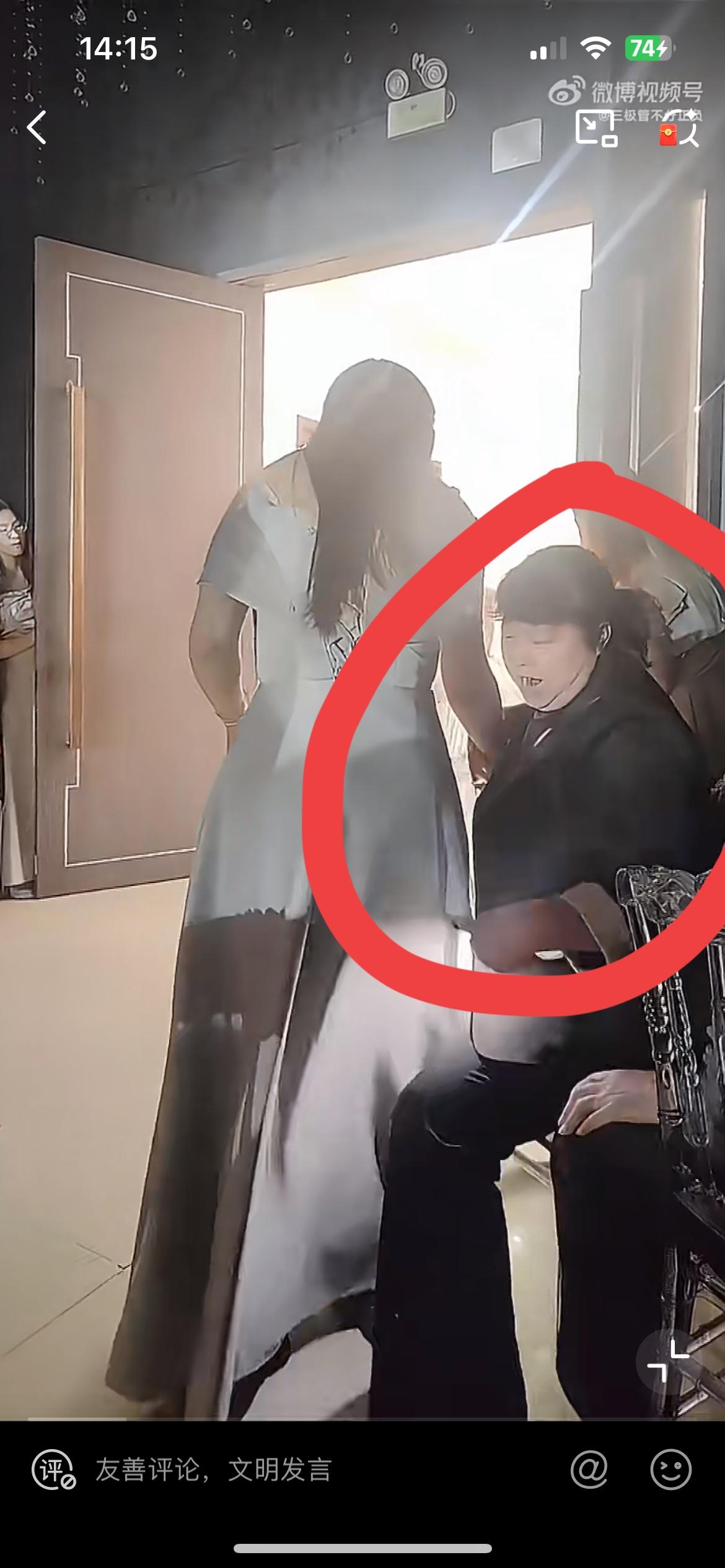 河南一婚礼上的不和谐一幕，图中的大妈不是来吃席的，她分明是来捣乱的。新娘的入场仪