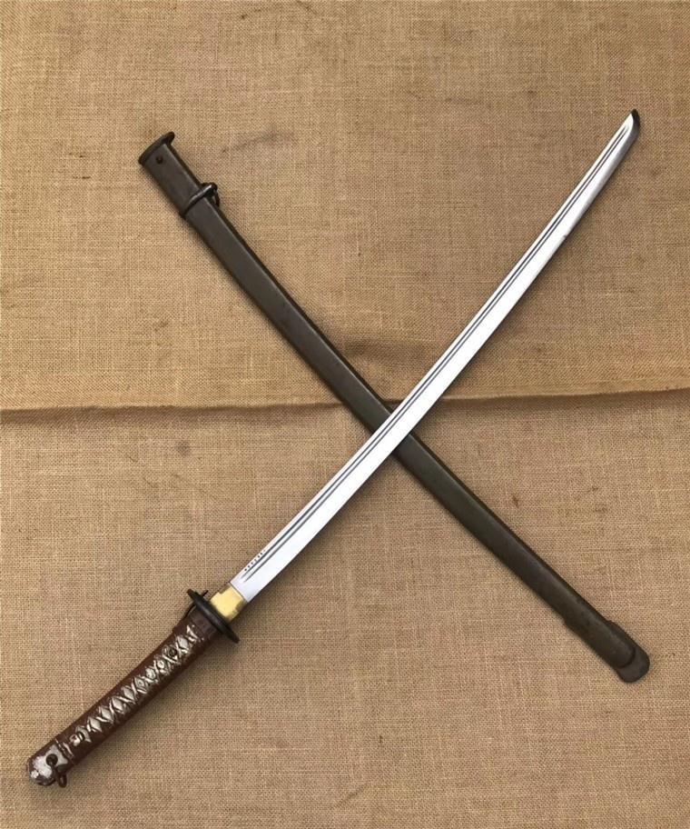 日本军刀确实曾是权力的象征。在侵华时期，日本军官常将武士刀作为指挥刀佩戴在腰部，